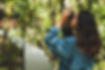 mujer con binoculares viendo fauna silvestre en eco hotel cano cristales